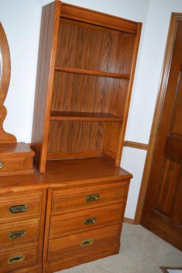 Chest of drawers with hutch