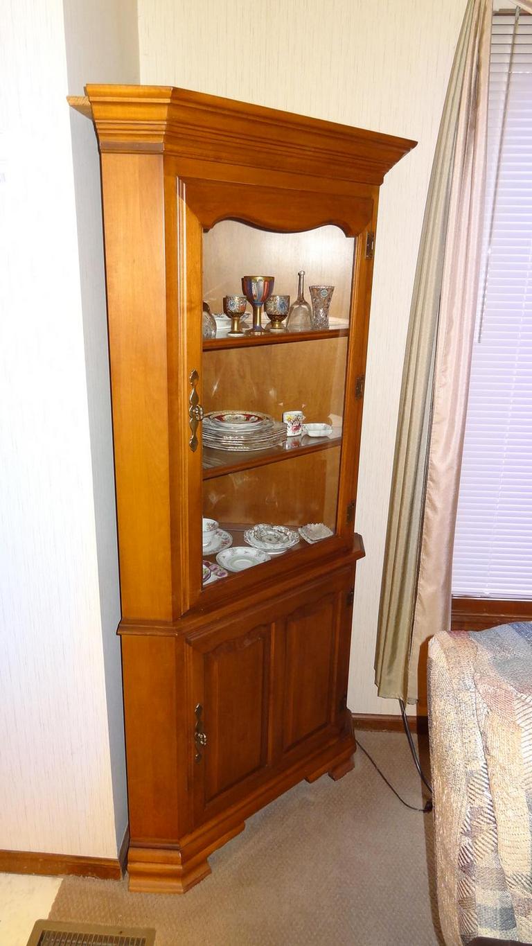 Auction Ohio Maple Corner Hutch