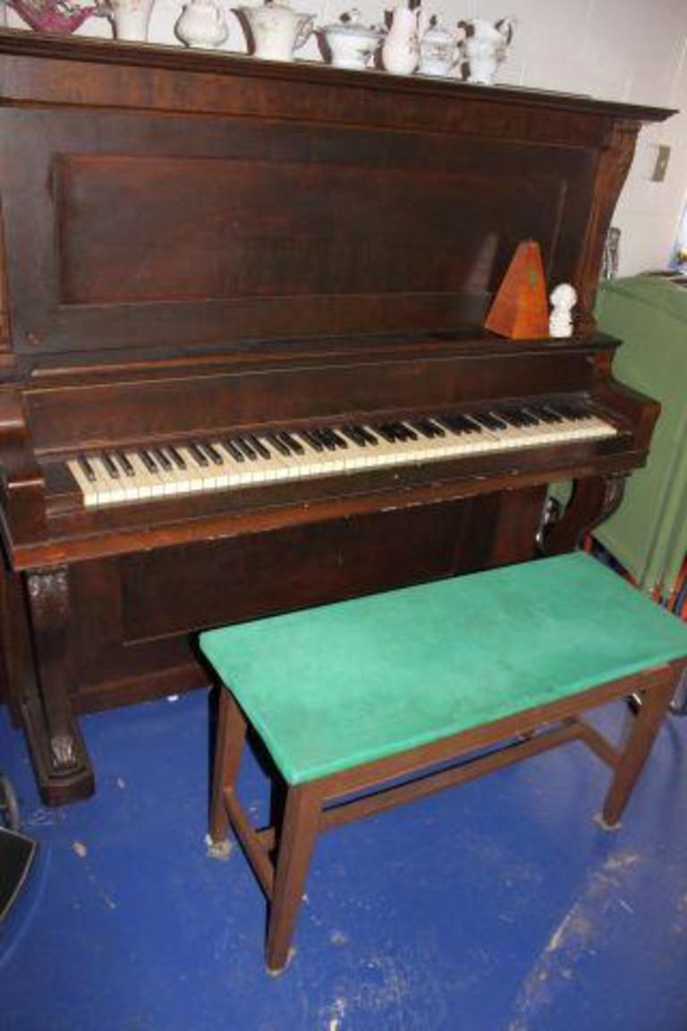 Hallet davis store upright piano