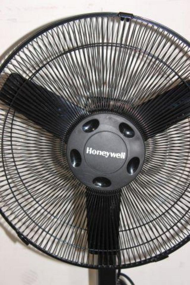 Auction Ohio Honeywell Floor Fan