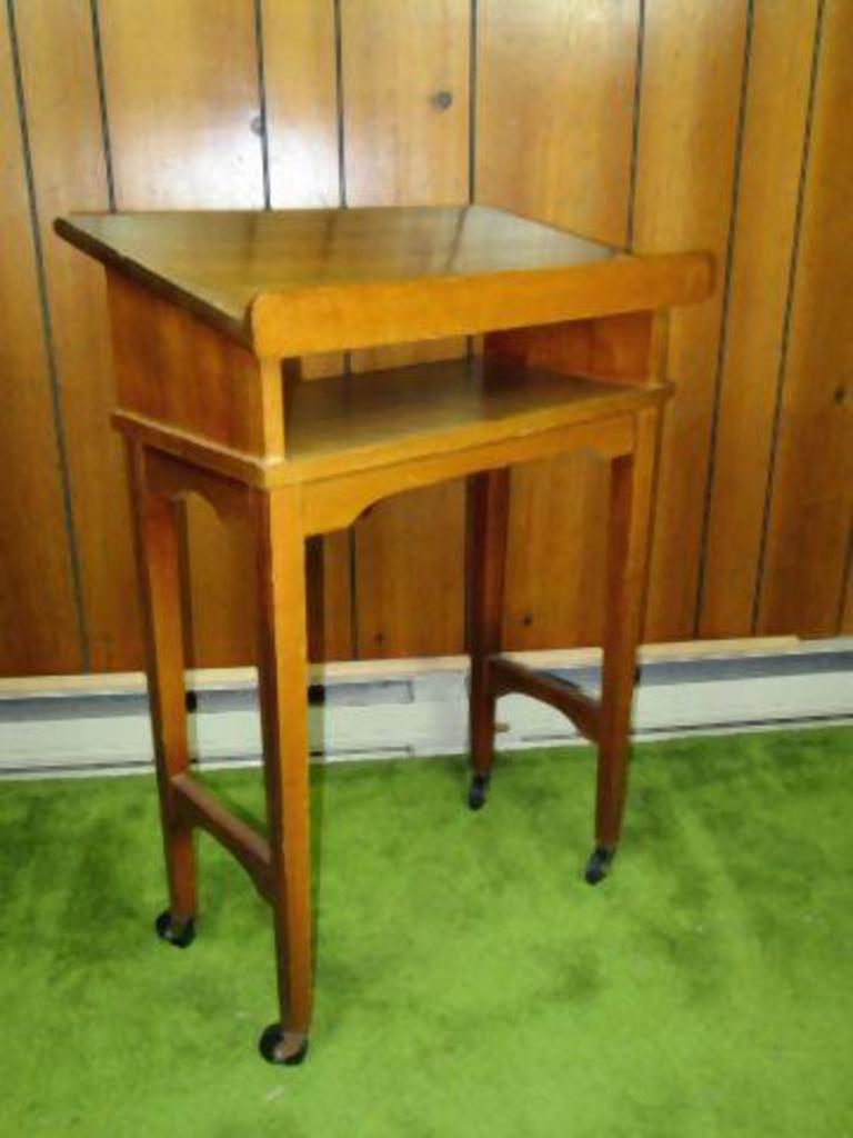 auction-ohio-dictionary-stand