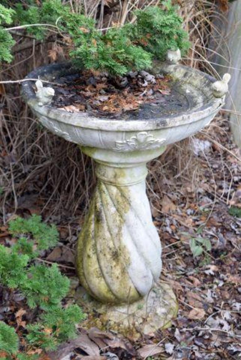 Auction Ohio Bird Bath