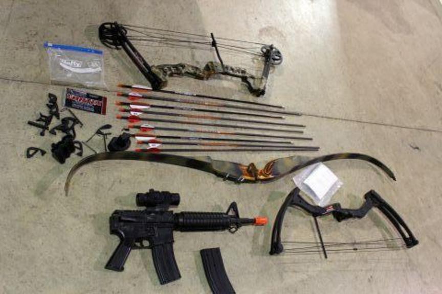 Auction Ohio Various bows & gun