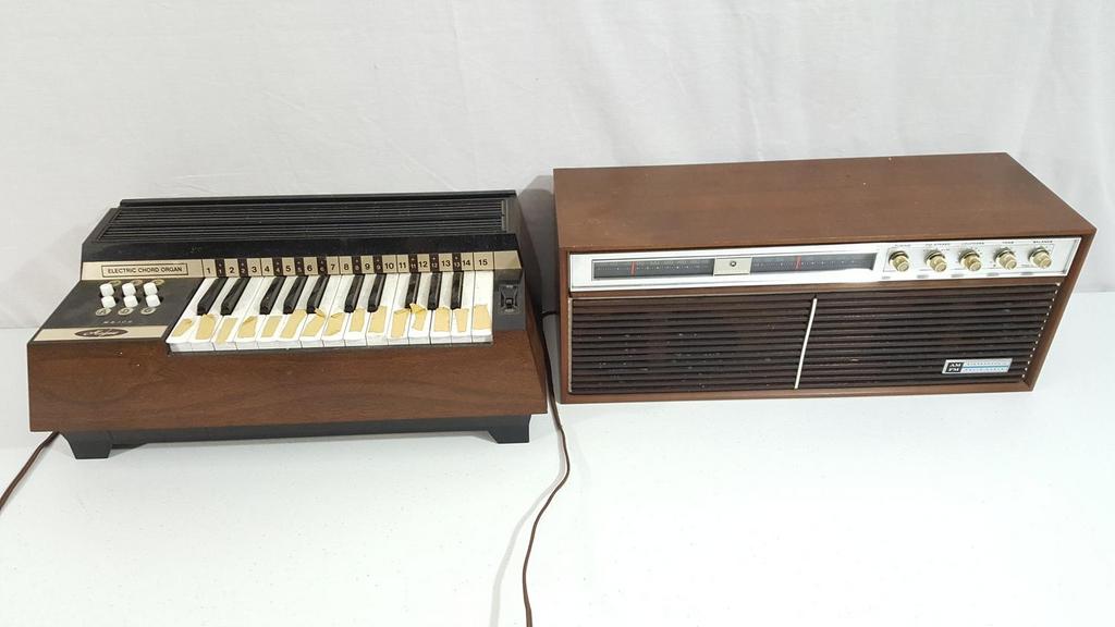 Auction Ohio VINTAGE ELECTRONIC PIECES