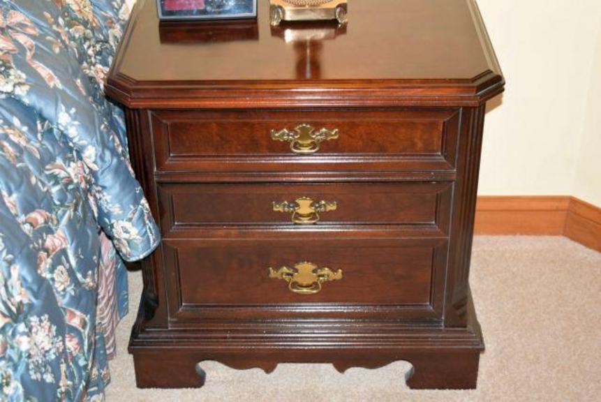 Auction Ohio Queen Anne Bedside Table