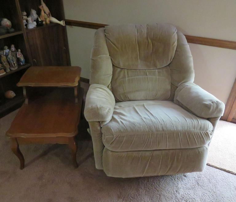 Auction Ohio Recliner & End Table