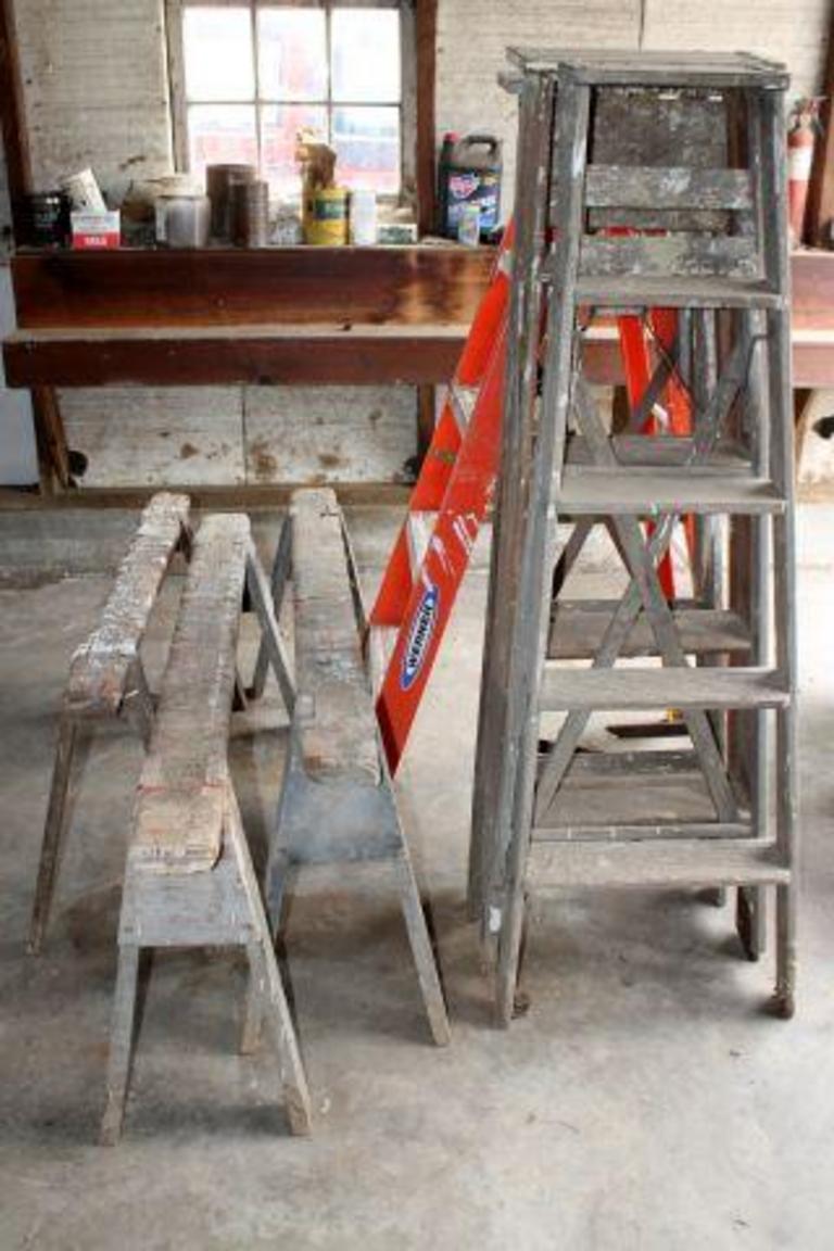 Auction Ohio Ladders & horse saws