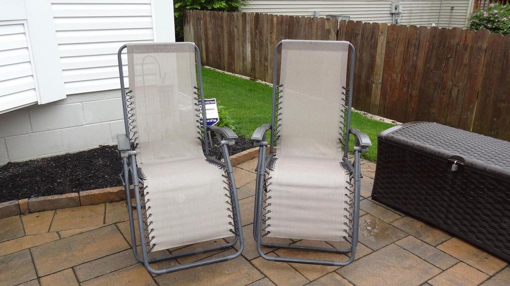 Auction Ohio Patio loungers