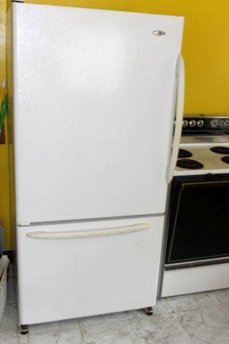 Auction Ohio Maytag Refrigerator