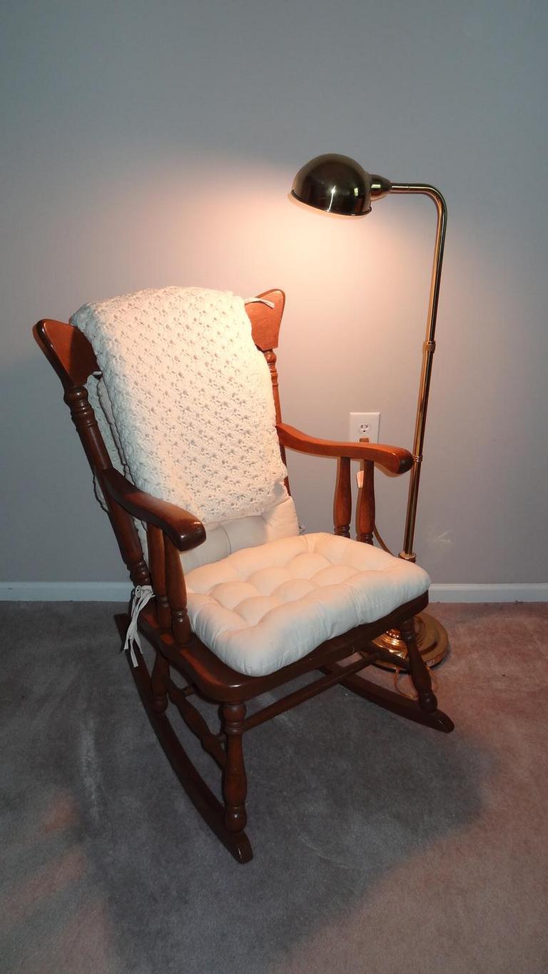 Auction Ohio Rocking Chair & Lamp
