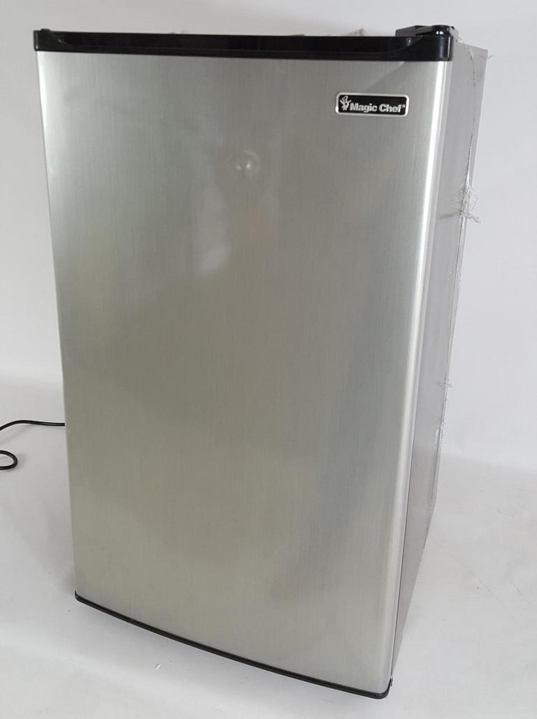 Auction Ohio MAGIC CHEF MINI FRIDGE
