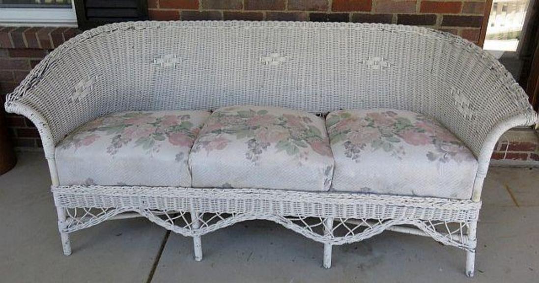 Auction Ohio White Wicker Sofa