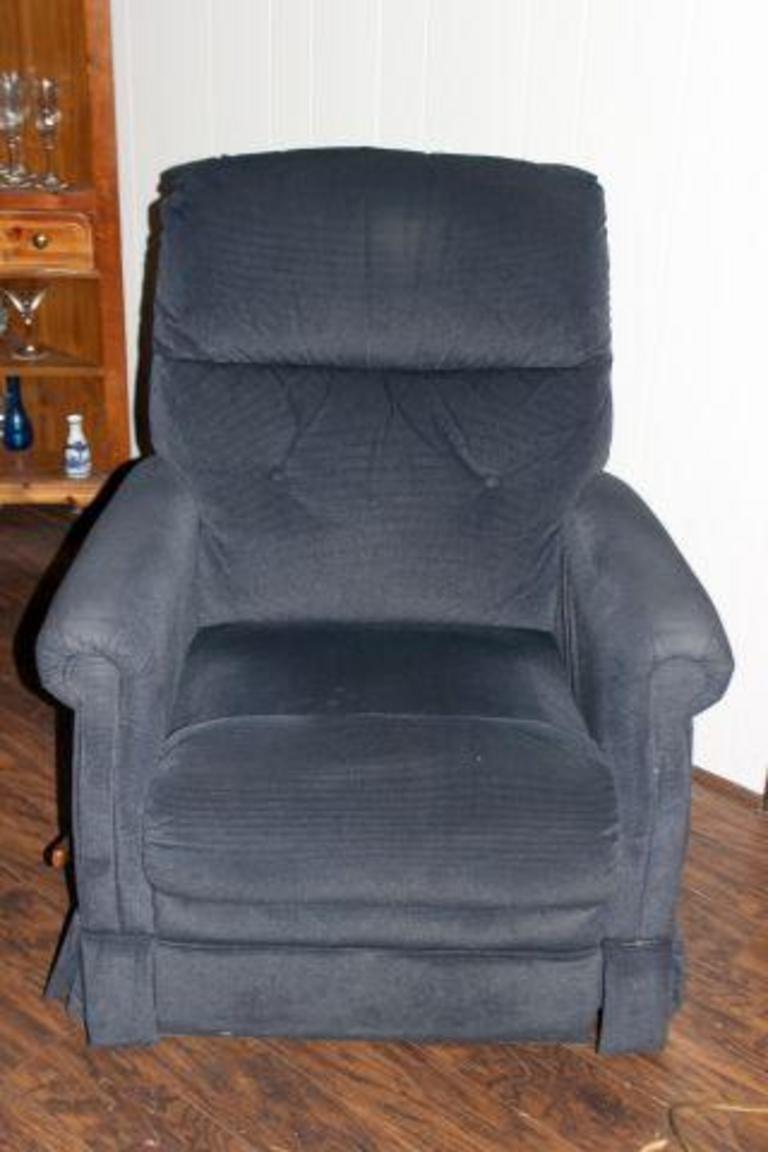 Auction Ohio Lazy Boy Blue Recliner