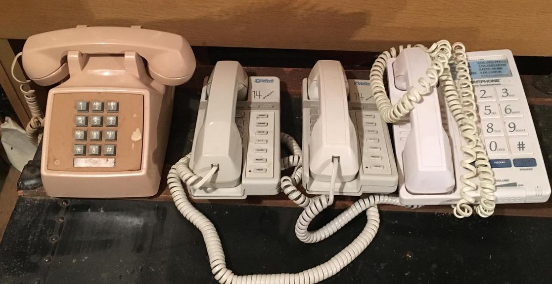 Auction Ohio (4) Phones Lot