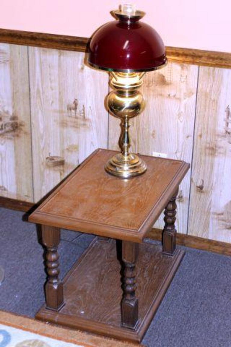 Auction Ohio Vintage End Table & Lamp