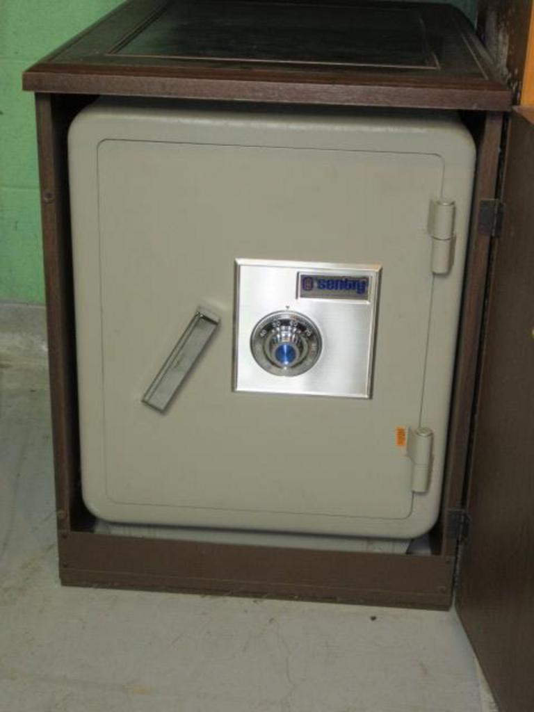 Auction Ohio Sentry Fireproof Safe