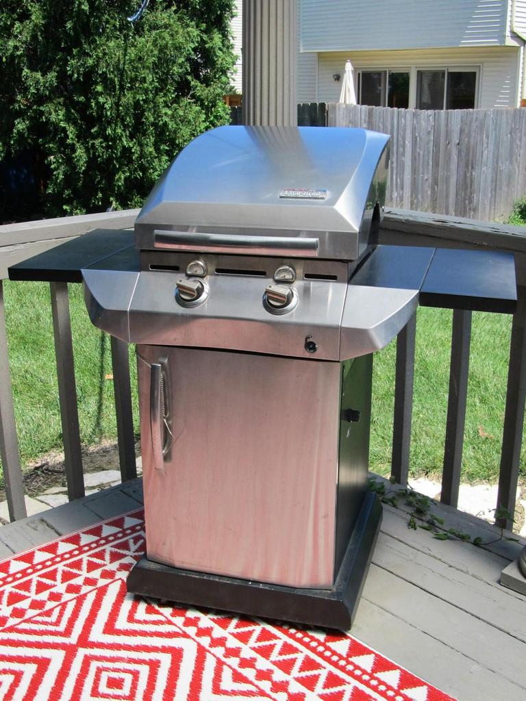 Auction Ohio Gas Grill, Tank & Cover