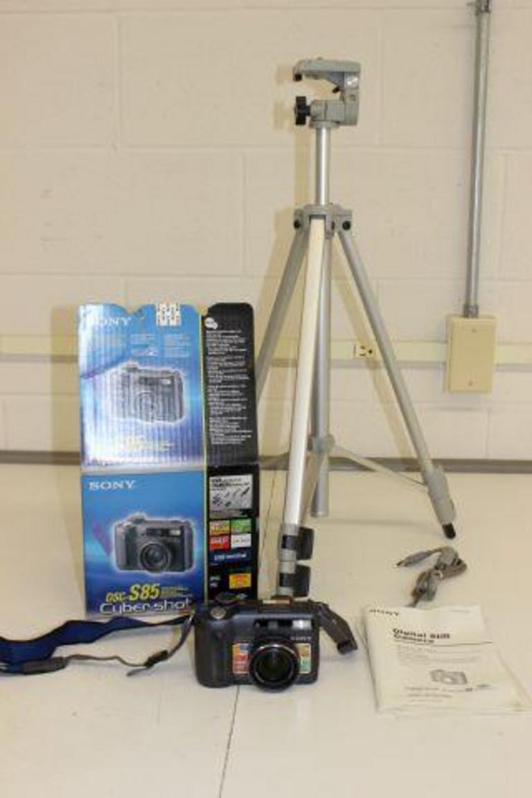 Auction Ohio Sony Camera & Tripod