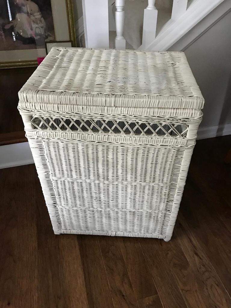 Auction Ohio Wicker Hamper
