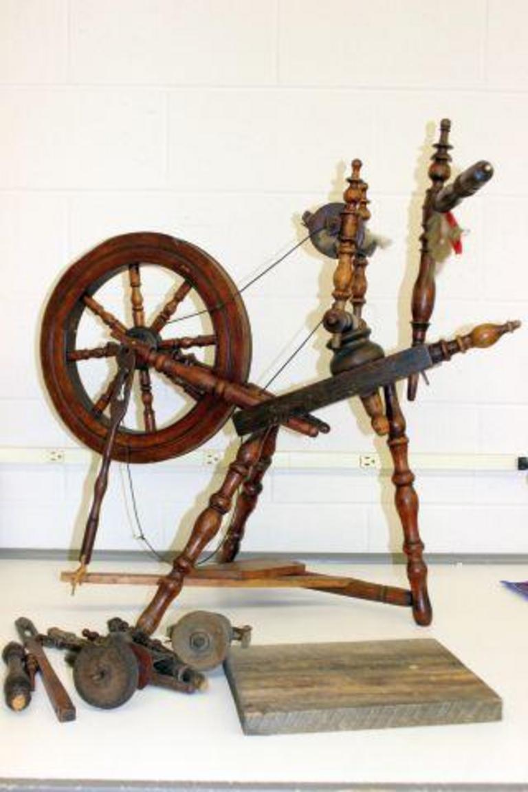 Auction Ohio Spinning Wheel