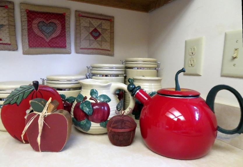 Auction Ohio | Apple Kitchen Decor