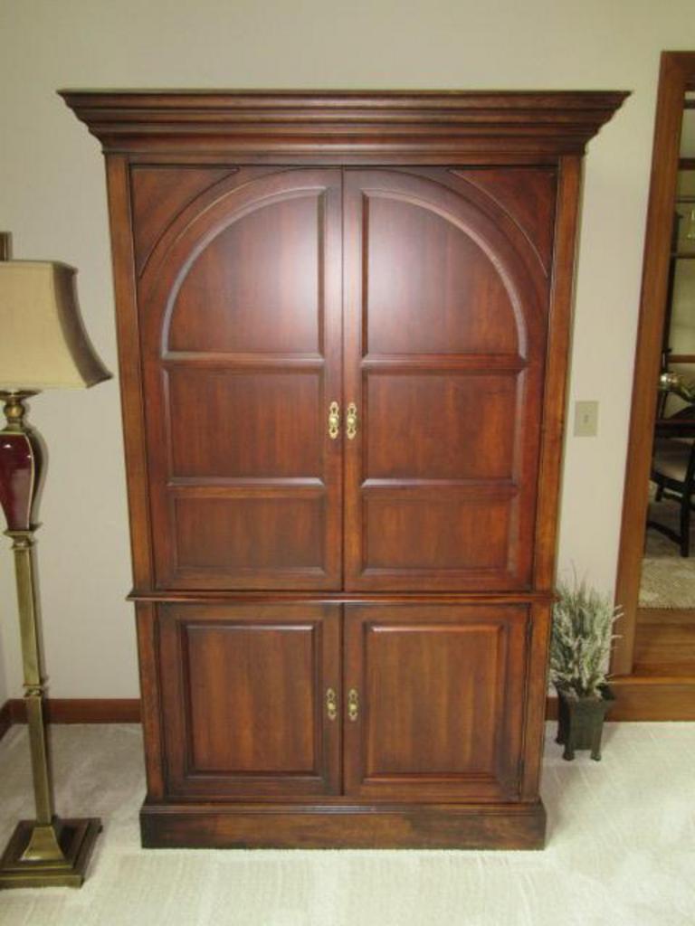 Armoire/Entertainment Center