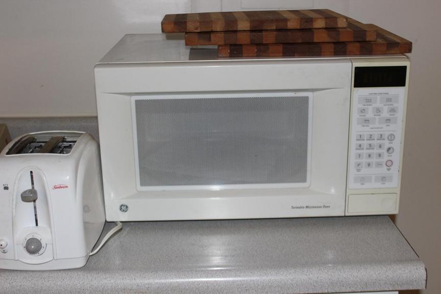 Auction Ohio Microwave & Toaster