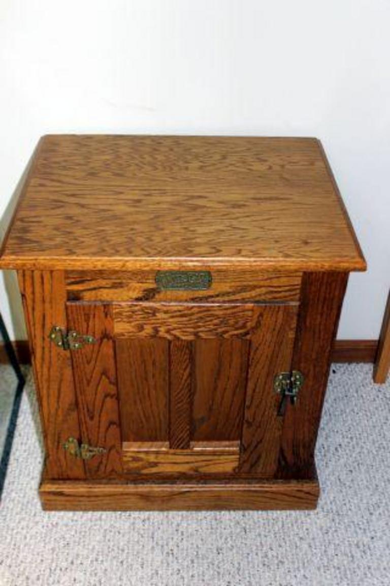 Auction Ohio Oak Ice chest Stand