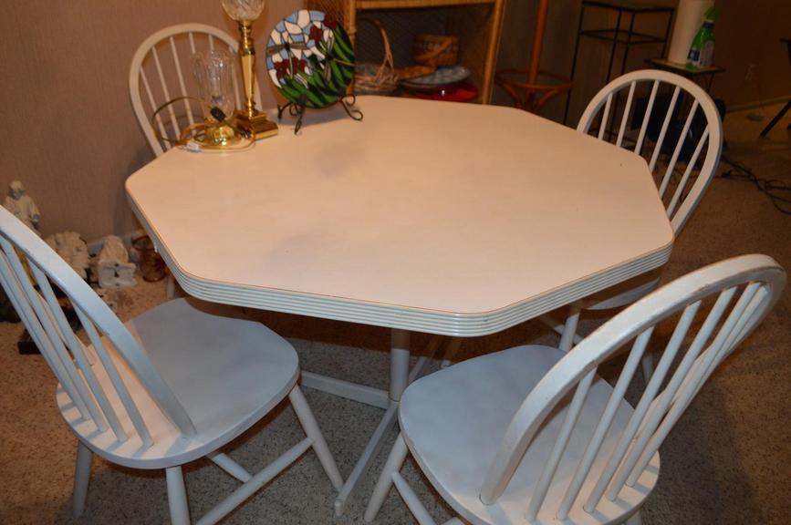 Kitchen table/chairs