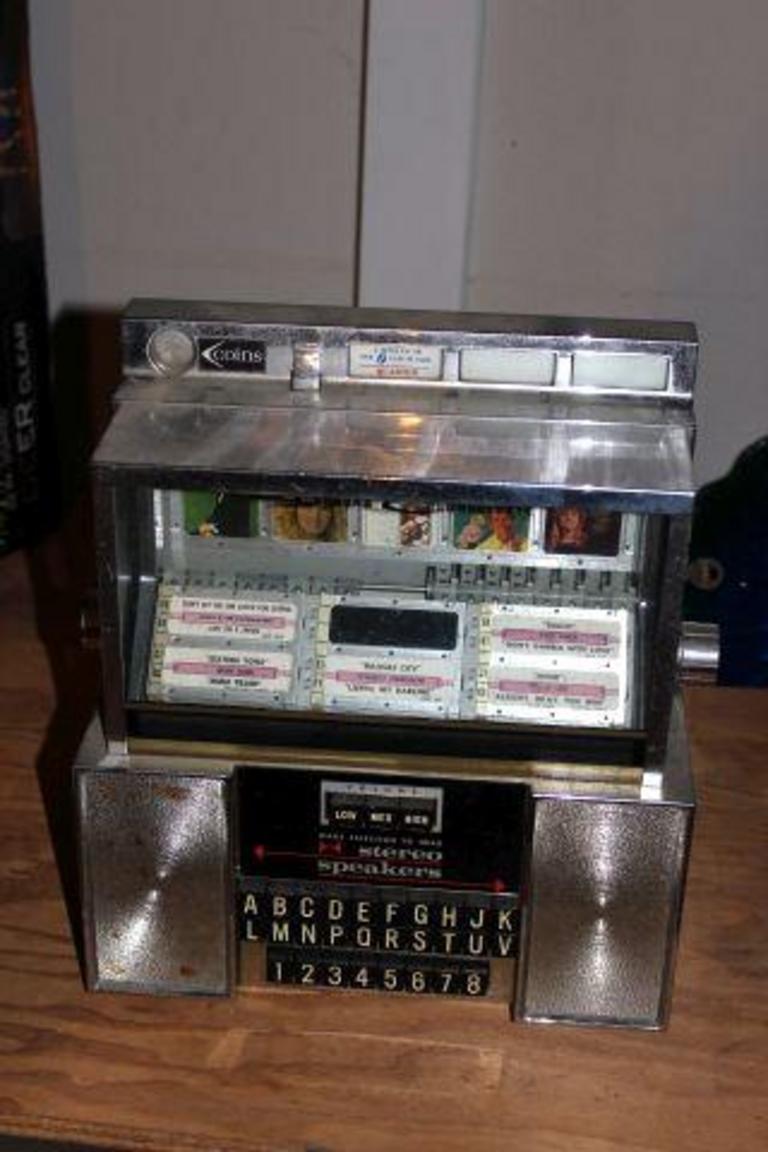 Auction Ohio Seeburg Consolette Jukebox