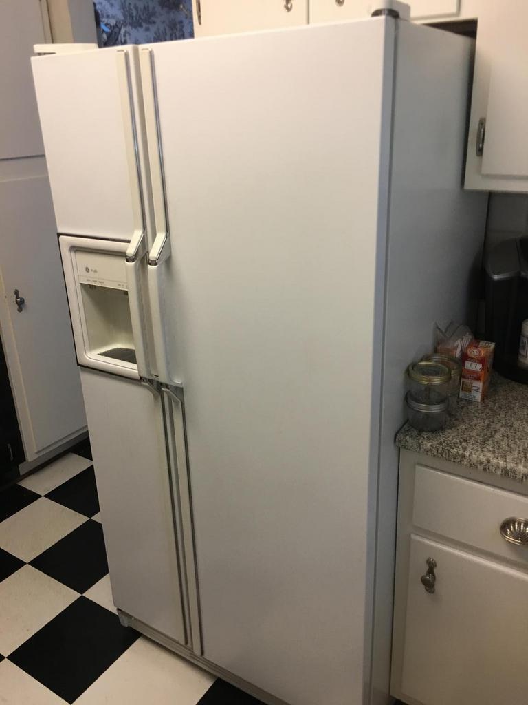 Auction Ohio GE Fridge