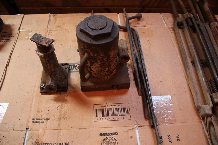 Auction Ohio Pair of Bottle Jacks
