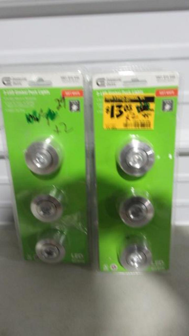 2 PACKS OF PUCK LIGHTS