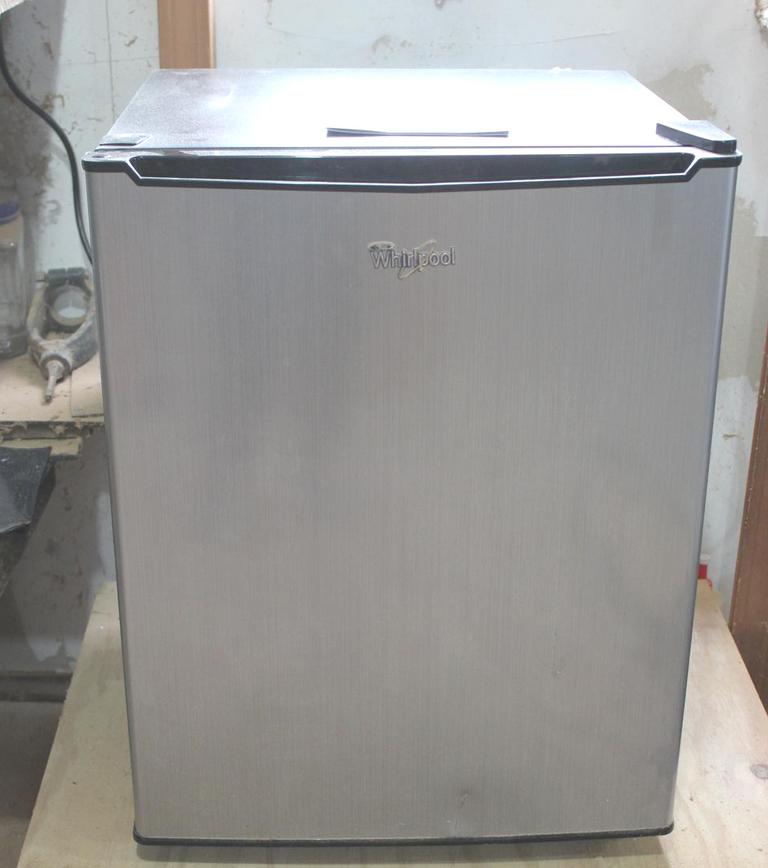 Auction Ohio Whirlpool Mini Fridge