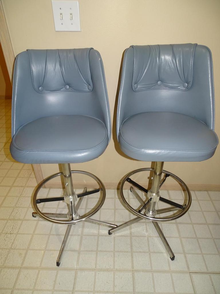 Auction Ohio Pair of Bar Stools