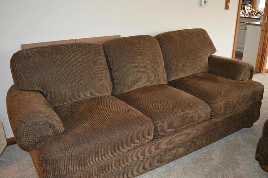 Auction Ohio Nice Broyhill Sofa