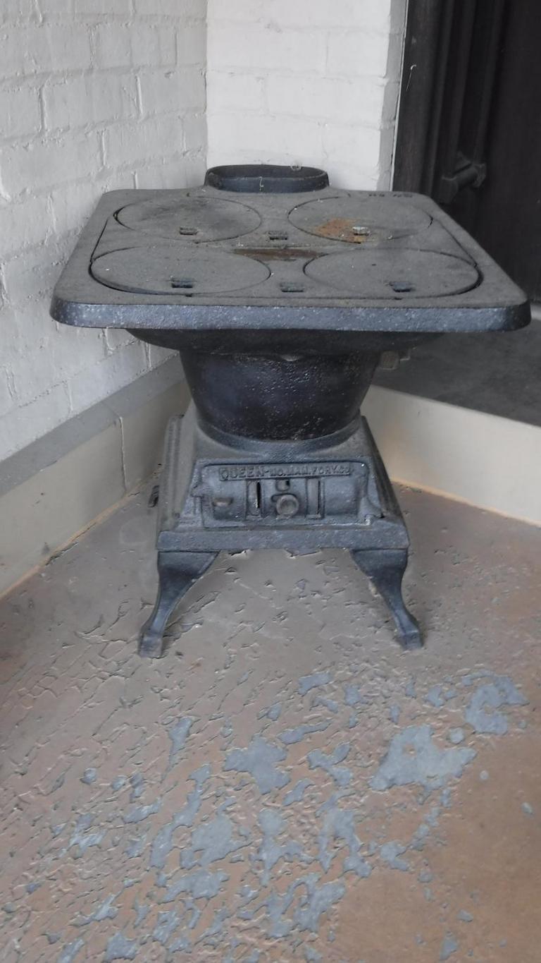 Auction Ohio | Queen # 48 Cast Stove