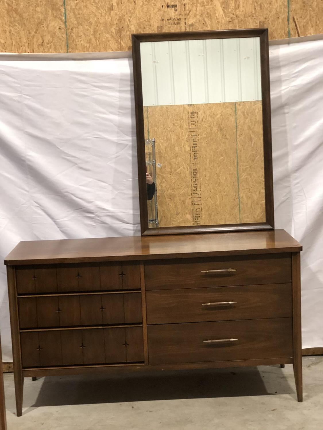 Broyhill saga deals dresser