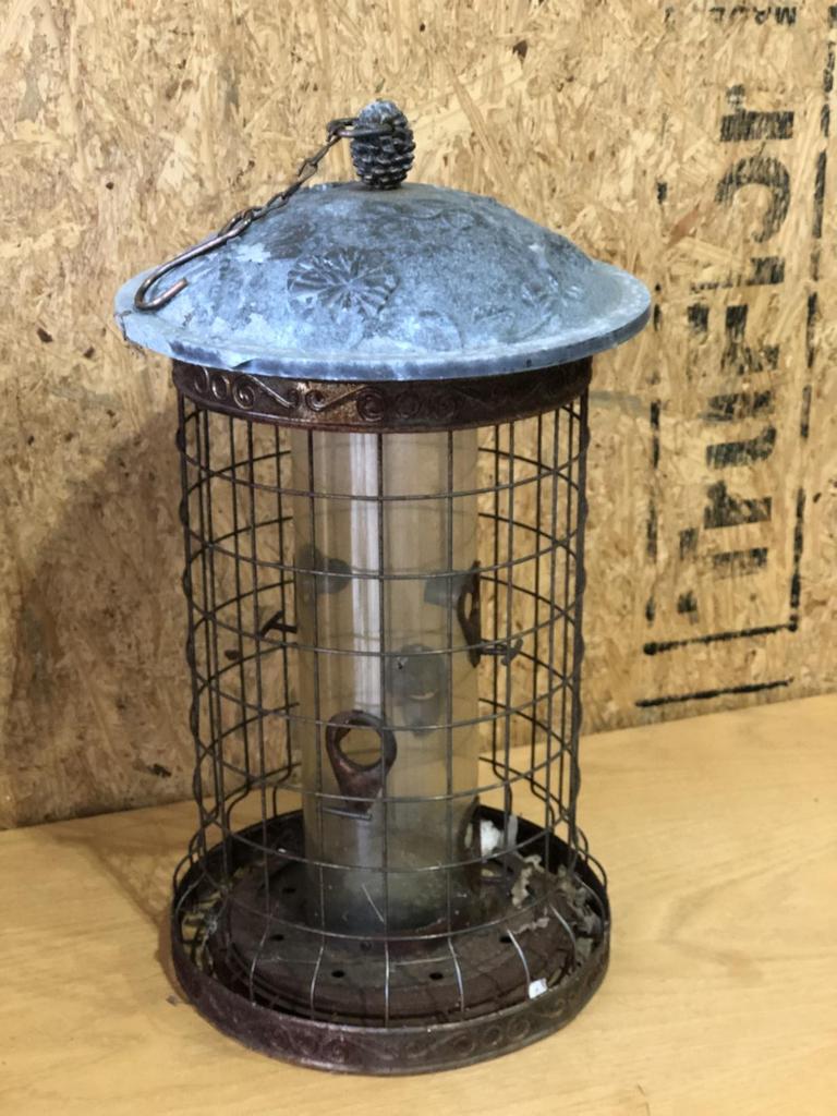 Auction Ohio BIRD FEEDER