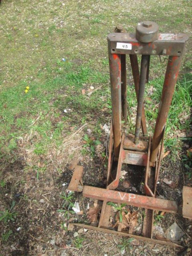 Auction Ohio Screwball Bumper Jack