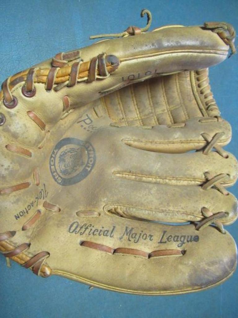 Auction Ohio Baseball Glove