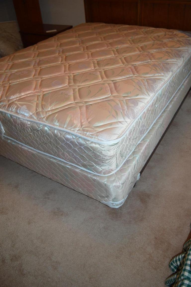 Auction Ohio Clean queen mattress set