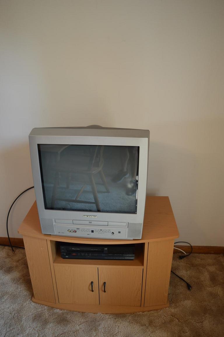 Auction Ohio TV/dvd player, stand