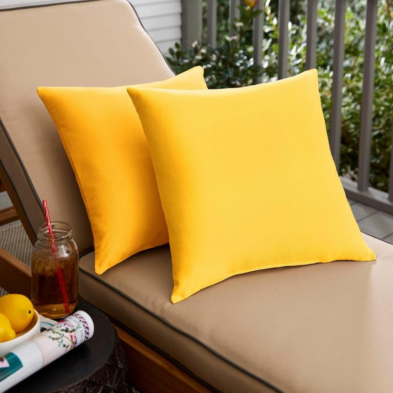 2 OUTDOOR PILLOWS, 20"