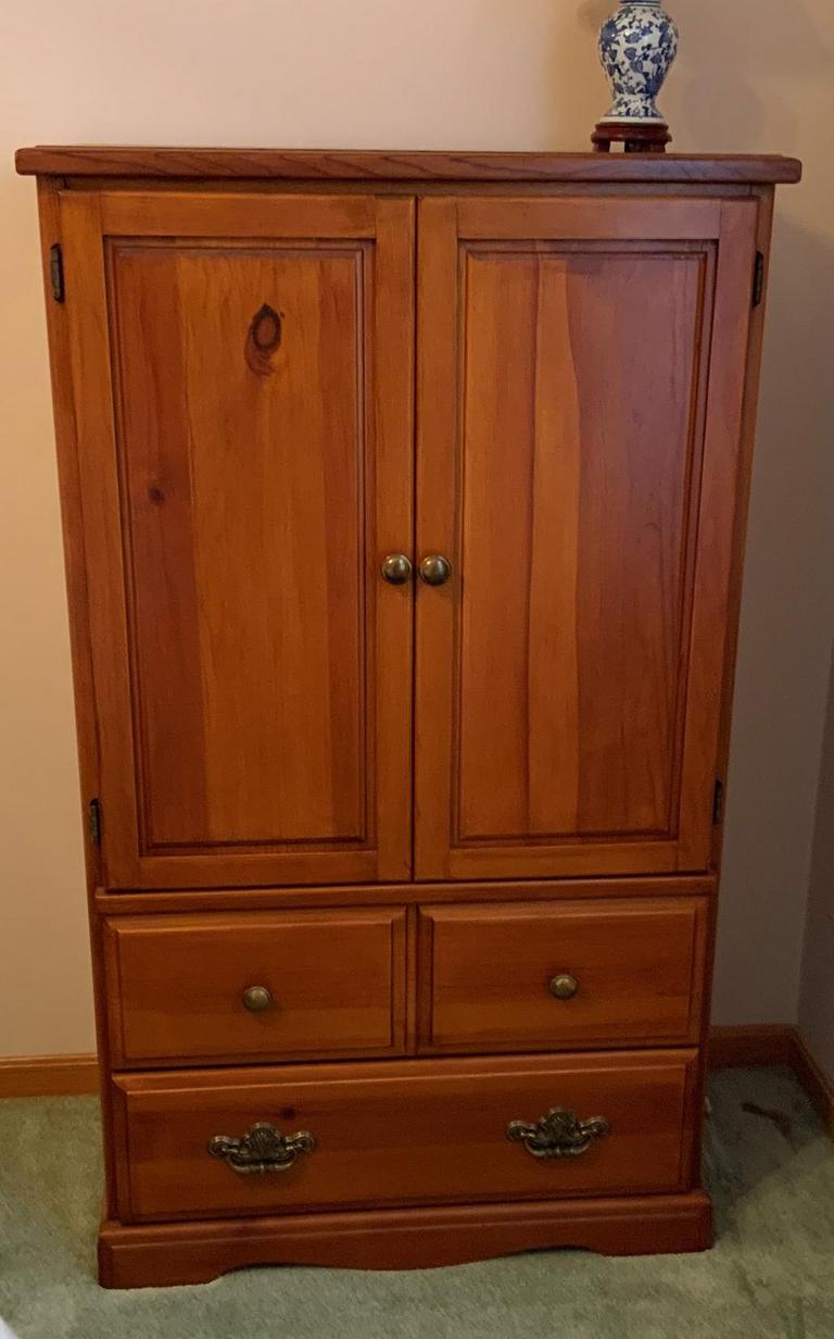 Auction Ohio Armoire Full Bed
