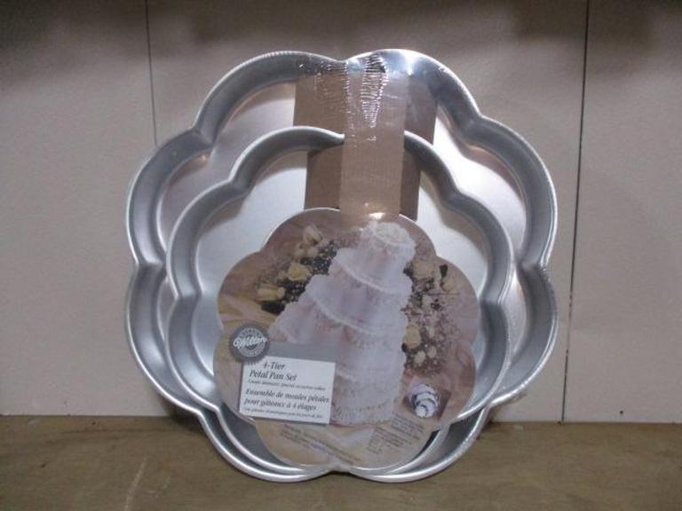 Auction Ohio Wilton 4 tier Petal Pan Set