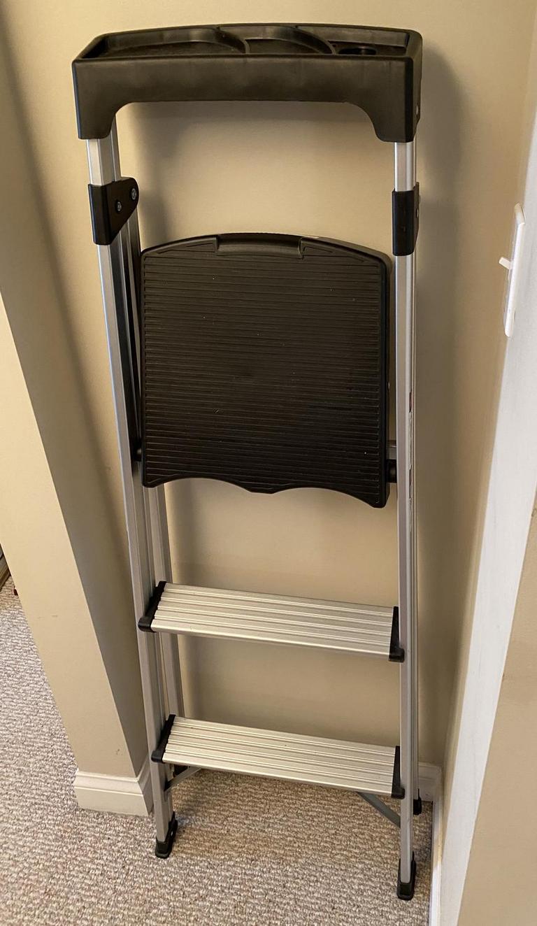 Auction Ohio Gorilla Ladders Step Stool