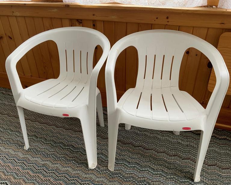 Auction Ohio White Plastic Chairs Table