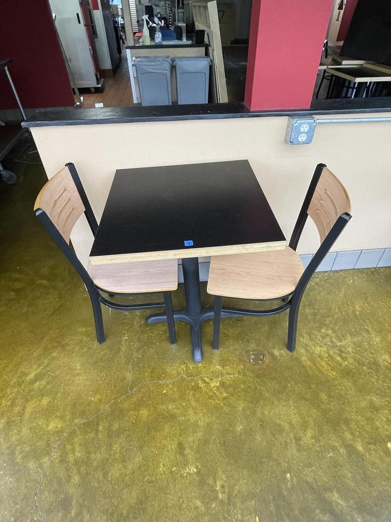 Auction Ohio Table And Chairs