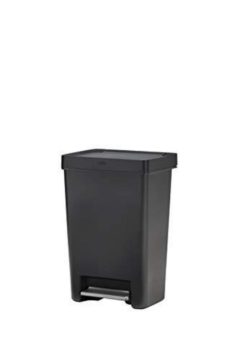 RUBBERMAID 13-GAL TRASH CAN